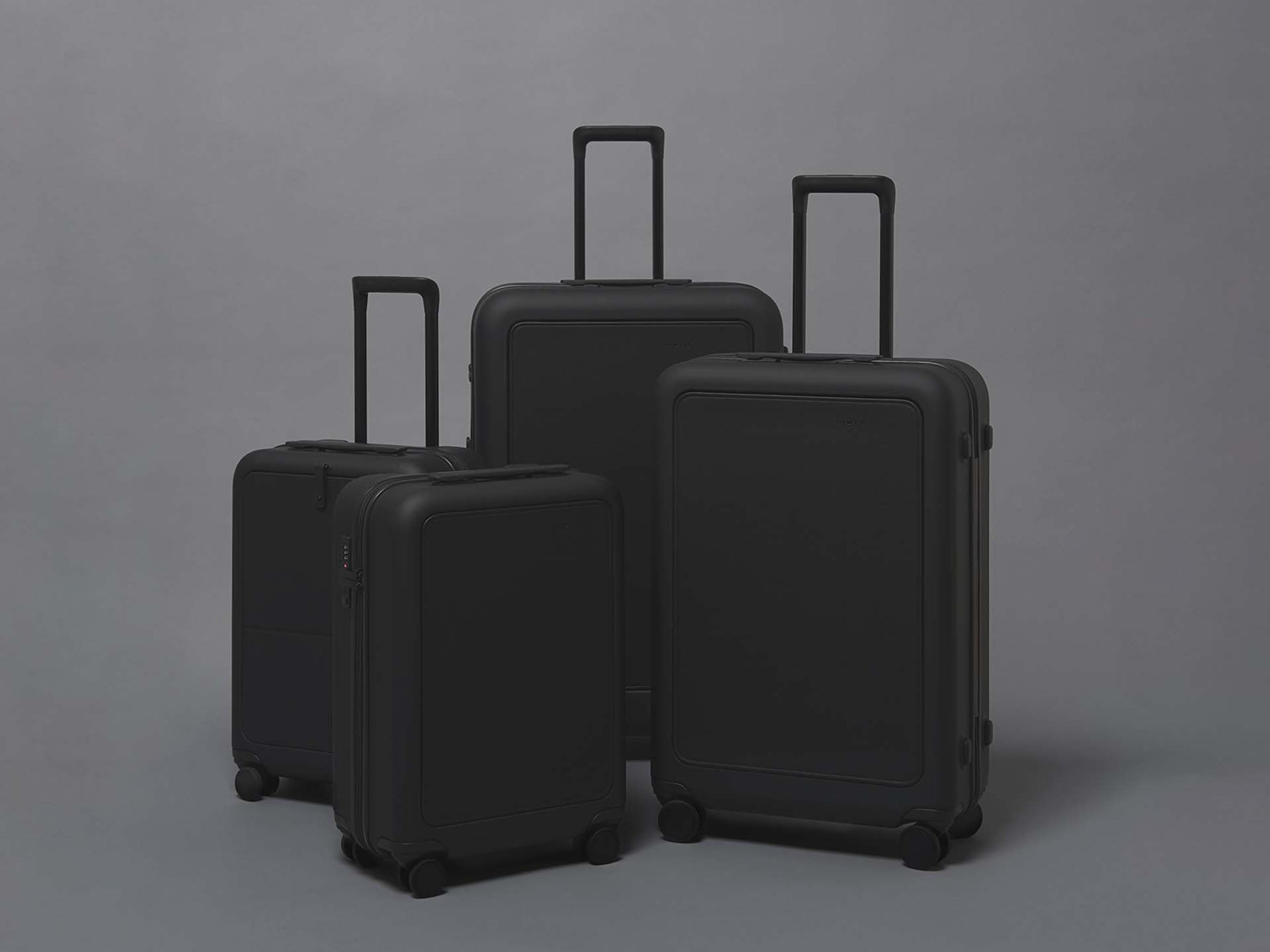 Moln Medium 68L Suitcase, Obsidian
