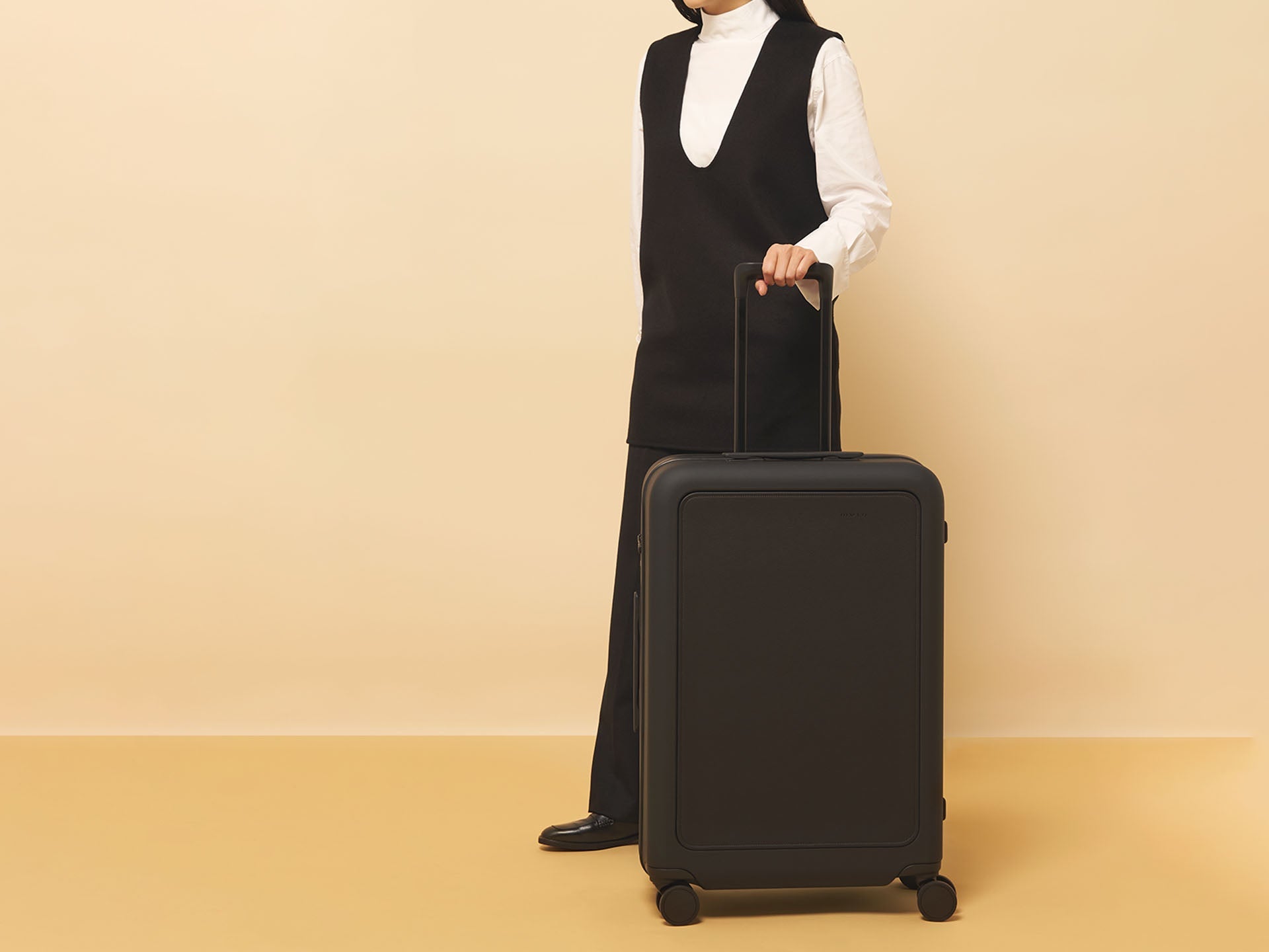 Moln Medium 68L Suitcase, Obsidian