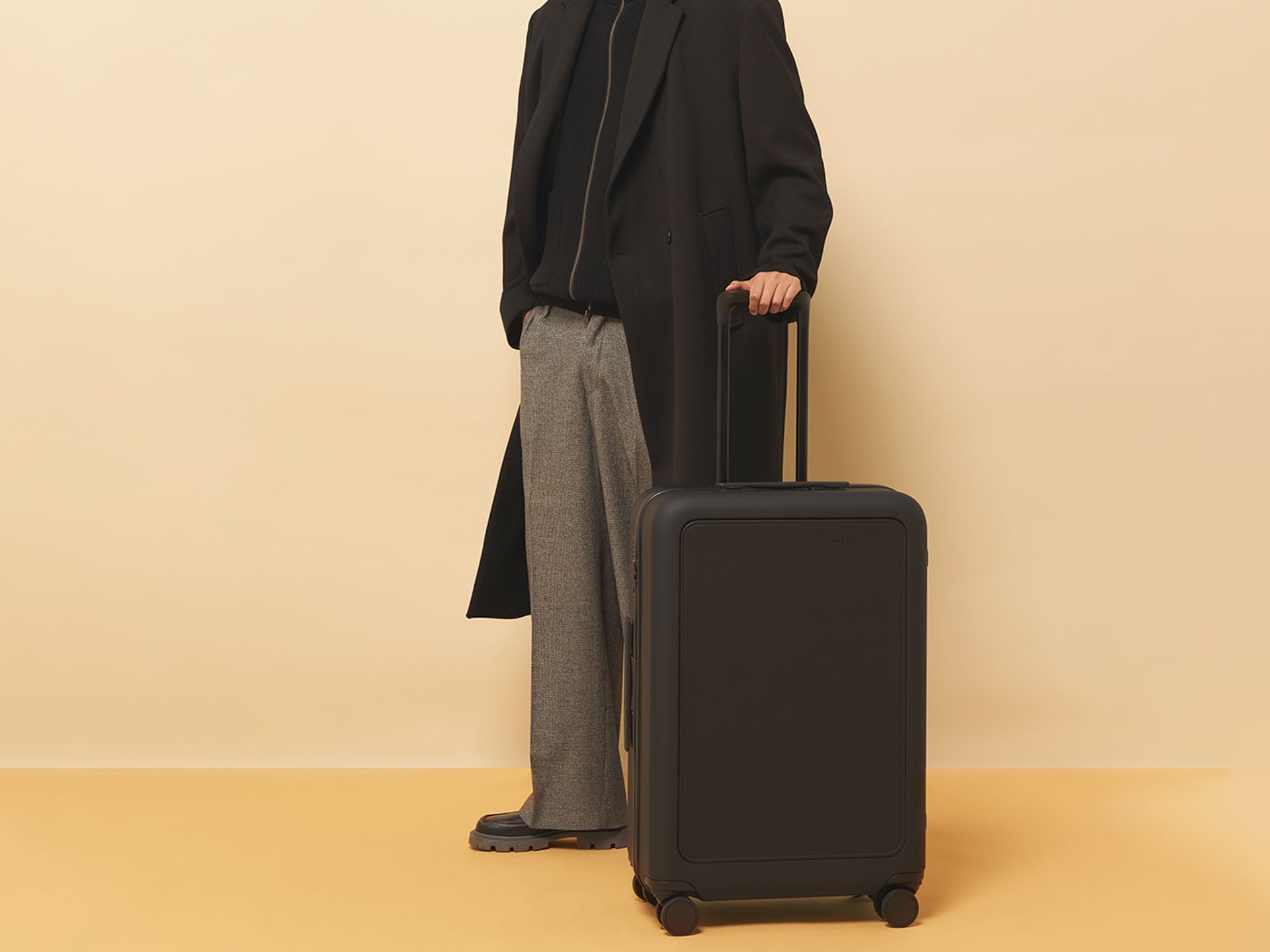 Moln Medium 68L Suitcase, Obsidian
