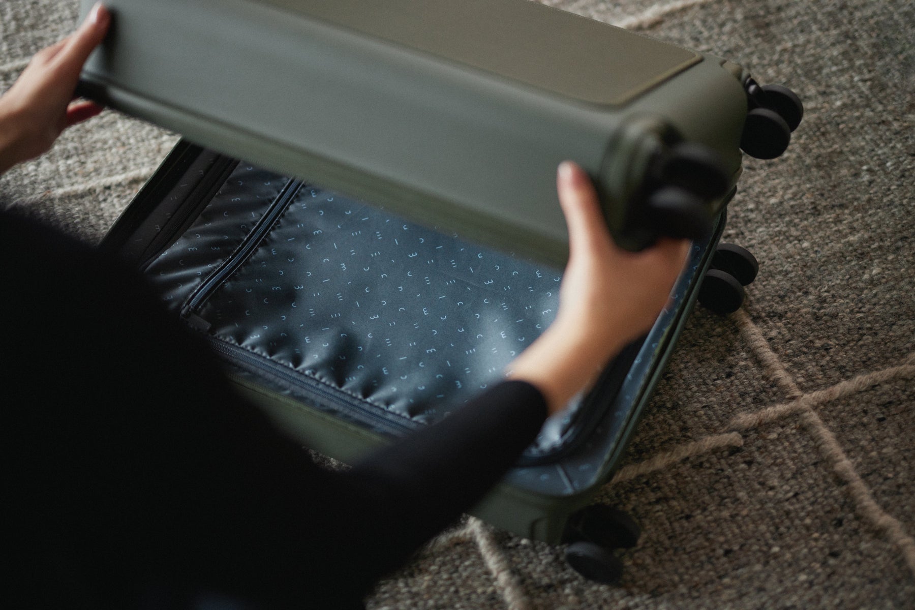 Moln Carry-on 33L Suitcase with PC Pocket, Moss