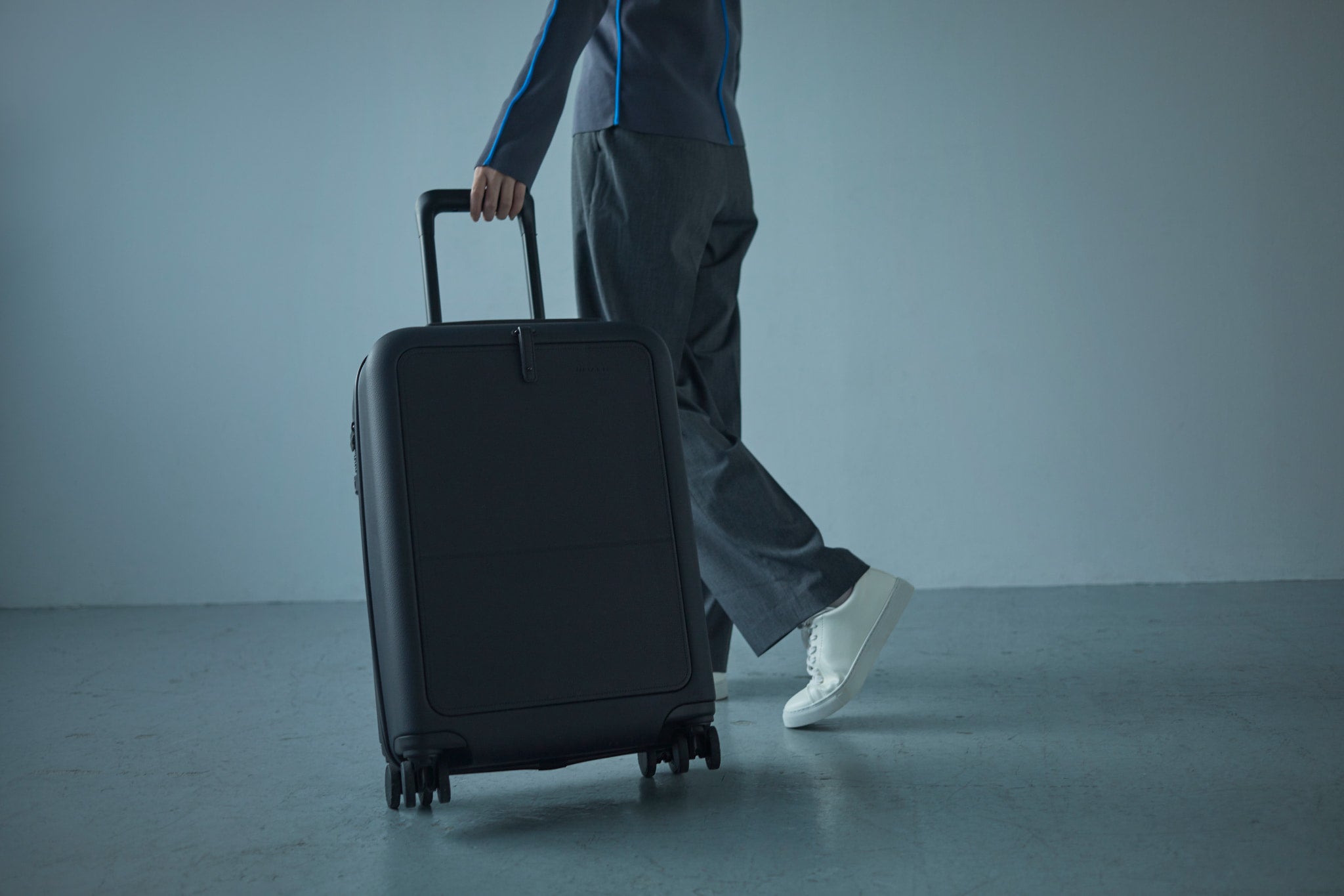 Moln Carry-on 33L Suitcase with PC Pocket, Obsidian
