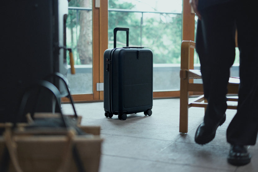 Moln Carry-on 33L Suitcase with PC Pocket, Obsidian